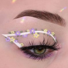 Spring Makeup Cute Graphic Eyeliner Looks, Makeup Looks With Flowers, Spring Makeup Flowers, Flower Inspired Makeup Looks, Cute Flower Makeup, Spring Eyeliner Looks, Spring Flower Makeup, Spring Inspired Makeup Looks, Spring Aesthetic Makeup