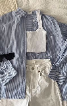 Cute 2024 Outfits, Europe Club Outfits, White Outfits Casual, White And Denim Outfits, Shorts Styling, Blue And White Outfits, White Shorts Outfit, Skandinavian Fashion, Neue Outfits