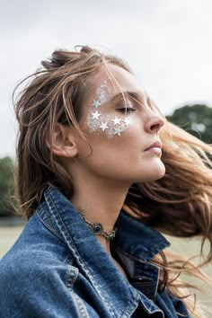 Would love to do this for a festival, might have to try it out on my blog! Not as bad as putting it in your hair cause you could just wipe it off aha Blue Festival Makeup, Glitter No Rosto, Glitter Face Makeup, Good Vibes Festival, Make Carnaval, Galaxy Makeup, Festival Mode