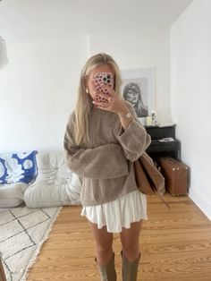 Fall outfit inspo, cute, aesthetic, vanilla fall girl 2024. SWEATER IN BIO. Surfergirl Style, Fest Outfits, Skandinavian Fashion, Rock Outfit, Stockholm Fashion, Mode Inspo, Fashion World, The Wave, Outfit Inspo Fall