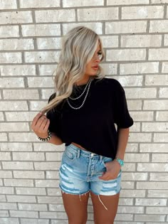 Flowy Waist length Car Ride Outfit Summer, Casual Black Summer Outfits, Cute Fall Outfits With Shorts, Fitted Outfits Women, Simple Casual Outfits For Summer, Cute Casual Party Outfits, Comfy Concert Outfit Summer, Casual Women Summer Outfits 2024, Vegas Day Outfit Summer