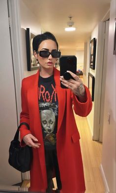 Demi Lovato Style Outfits, Demi Lovato Weight, Demi Lovato Hair, Demi Lovato Style, Look Formal, Coat Outfits, Casual Streetwear, Casual Winter Outfits, Demi Lovato