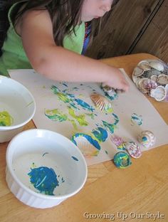 Painting with shells, would be great for an ocean unit or theme! C.B. Painting With Shells, Preschool Ocean, Daycare Themes, Toddler Curriculum, Toddler Lessons, Ocean Unit