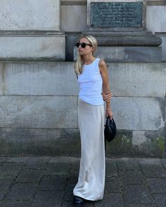 Gwyneth Paltrow Summer Style, Silk Skirt Outfit, Skirt Outfit Summer, Satin Maxi Skirt, Silk Maxi Skirt, Long Skirt Outfits, Maxi Skirt Outfits, Gwyneth Paltrow