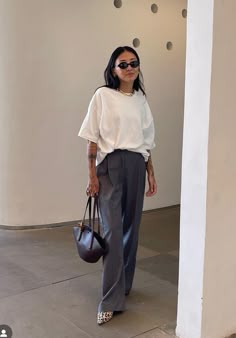 Office Sneakers Outfit, Trousers Outfit Work, Work Outfits Office, Summer Work Outfits Office Casual, Summer Work Outfits Office, Office Sneakers, Timeless Outfits, Summer Work Outfits, Smart Casual Outfit