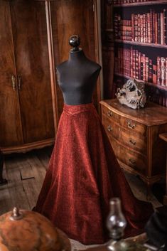 This beautiful skirt is made with our special pattern inspired on a victorian skirt. The fabric is a beautiful tapestry velvet. Very warm and soft. Red colour The skirt is closed in the back, laced like a corset, so you can regulate the aperture. Length front: 100 cm approx Meassurements: XS-S: 65-85cm M-L: 84-100cm XL-2XL: 98-120cm Victorian Skirt, Tapestry Fabric, Vintage Rock, Velvet Skirt, Dark Academia Aesthetic, Beautiful Skirts, Vintage Skirt, Red Color, Womens Skirt