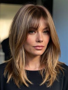 Women’s Medium Length Haircut With Bangs, Long Hair Styles 2020 Women, Chandelier Haircut, Sidepart Haircut Woman, Medium Hair With Bangs And Layers, Long Hair With Fringe, Face Framing Layers With Bangs