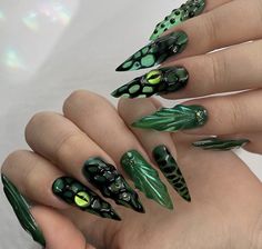 Gang Nails, Unique Halloween Nails, Unusual Nail Designs, Vampire Nails, Classy Nail Art Ideas, Cartoons Movies, Holloween Nails, Dragon Nails