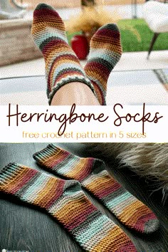 there is a pair of socks that are on the table with text overlay saying, herringbone socks free crochet pattern in 5 sizes