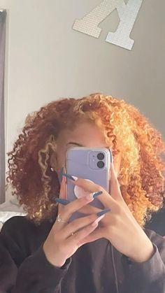 Mixed Ginger Hair, Black Women With Highlights In Natural Hair, Black Gingers Natural, Ginger Hair With Blonde Skunk Stripe Black Women, Curly Hair Dye Ideas Ginger, Colors To Dye Your Hair Natural, Natural Dyed Curly Hair, 2 Tone Natural Hair Color, Nails For Ginger Hair