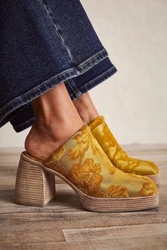 Looks Hippie, Estilo Hippie, Platform Mules, Shoe Inspo, Crazy Shoes, Dream Shoes, Cute Shoes