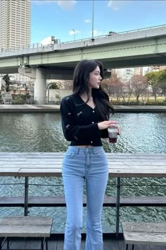 Japan Holiday, Girl Ootd, Outfit Layout, Dream Girl, Holiday Outfit, Jungkook Abs, Casual Chic Outfit, Chic Outfit, Jeans Outfit