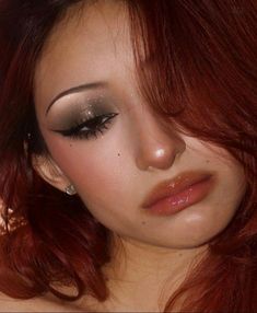 2000s Glam Makeup, Early 2000s Eye Makeup, Red Eyeshadow Simple, Ginger Hair Makeup Ideas, Makeup For Pink Hair, 2010 Makeup Looks, Gold And Red Makeup, Red Blush Makeup, 2005 Makeup