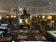 an empty classroom with many desks and chairs