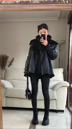 Black Outfits Cold Weather, Double Faced Jacket Outfit, Fall Edgy Outfits, Style Black Leather Jacket, Caroline Hu, Leather Jacket For Women, Cold Outfits, Looks Black, Jacket For Women