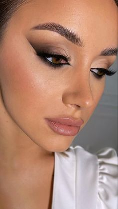 Fox Eyeshadow Makeup, Glam Eye Makeup For Blue Eyes, Smokey Eye Makeup Eyeliner, Smokey Eye Makeup 2023, Formal Hair Tutorial Step By Step, Make Up For Night Event, Types Of Makeup Looks List, Make Up Smokey Eye Natural, Black Sequin Dress Makeup