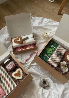 Christmas Presents Aesthetic, Newyear Gift, Cookies Gingerbread, Cosy Christmas, Gift Inspo, Christmas Feeling, Christmas Inspo, Online Diary, Xmas Presents