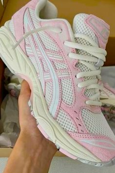 Pink Asics Shoes, Gel Kayano Asics, Pink Asics Outfit, Asics Outfit, Asics Kayano, Pink Asics, Pink New Balance, Stile Blair Waldorf