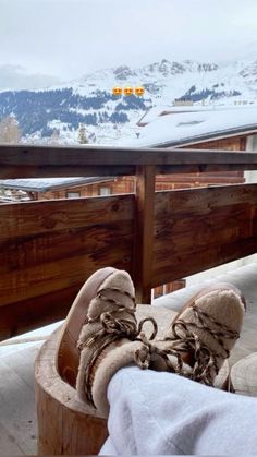 Chloe Moon Boots Outfit, Chloe Moon Boots, Switzerland Life, Kendall Jenner Winter Outfits, Underconsumption Core, Swiss Alps Skiing, Ski Italy, Moon Boots Outfit, Snow Boots Outfit