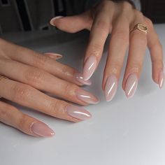 Mina🦋 on Instagram: “it’s giving bridal 🤍🧚🏼💫 @apresnailofficial medium round @daily_charme white chrome code: nailsxmina10 Happy Monday!!!…” Classy French Tip Nails Medium, Round Medium Nails, White Glazed Nails, Perle Nails, Glazed French Nails, Medium Round Nails, Ivory Nails, Milky Nails