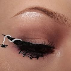 holo-ween: “ig: kkiramua 🕸️ ” Halloweenský Makeup, Holloween Makeup, Makeup Light, Cute Halloween Makeup, Holiday Makeup Looks, Halloween Makeup Pretty, Halloween Eye Makeup, Work Makeup, Warm Taupe