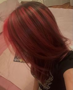 Red Hair Dye With Highlights, Simple Red Hair Dye Ideas, Chunky Highlights Y2k Red, Red Highlights On Brunette Hair, Y2k Highlights Hair Red, Red Underhair, Burgundy Hair Streaks, Skunk Hair Dye Red, Red Hair Black Lowlights