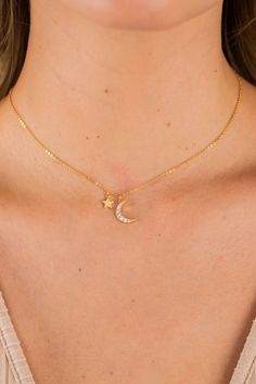 Pretty Pendant Necklace, Gold Chain Necklace With Pendant, Aesthetic Pendant Necklace, Kalung Liontin Aesthetic, Pendent Necklace Moon, Aesthetic Moon Necklace, Cute Simple Necklaces, Aesthetic Necklace Simple, Moon Necklace Aesthetic