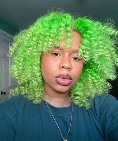 Green Natural Hair Black Women, Natural Hair Color Dye, Neon Green Hair, Curly Afro Hair, Afro Natural, Clawdeen Wolf, Natural Afro Hairstyles