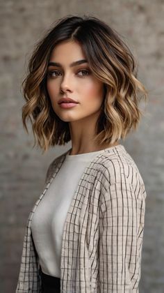 Short Winter Hairstyles, Light Brown Hair Styles, Brown Hair Styles, Crop Hair, Face Framing Bangs, Beauty Hair Makeup, Shoulder Length Hair Cuts, Blonde Women