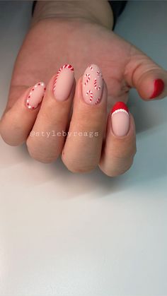 Looking for some holiday glam? Check out these unique Christmas nail art tutorials that will make your nails the talk of the party! Perfect for all skill levels, these designs are sure to spread Christmas cheer! 🎄 #NailInspiration #ChristmasManicure Christmas Nail Art Acrylic, Lights Nails Christmas, Cute Christmas Nails Red And Green, Red And White Nails For Christmas, Christmas Nail Asthetic, Nail Inspo Simple Christmas, Winter Nails White And Red, Candy Cane On Nails, Christmas Nails Anc