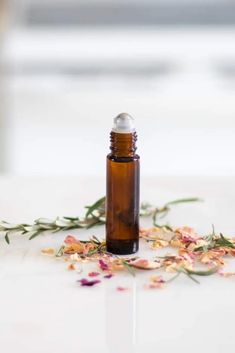 Several essential oils can be used to promote clear healthy skin, reduce skin imperfections, and scars. Essential oils for acne scars can come in handy if you have blemishes on your face that you are trying to remove. Keep reading for the best essential oil roller bottle for acne scars. #essentialoilrollerbottle #essentialoilsforacne #acneremedy #rollerbottleforskin Our Oily House, Natural Eye Cream, Diffuser Oils, Roller Bottle Recipes, Roller Bottle Blends, Diluting Essential Oils, Salon Makeup, Essential Oil Roller Bottle, Citrus Essential Oil