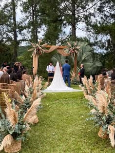 Cerimônia boho com capim dos pampas e muitos eucalipto. Trave do altar com tecido e aplicação de flores Wedding Altar Decorations, Fall Wedding Trends, Small Outdoor Wedding, Wedding Arches Outdoors, Wedding Groomsmen Attire, Wedding Backyard Reception, Backyard Reception, Garden Wedding Reception, Wedding Altars