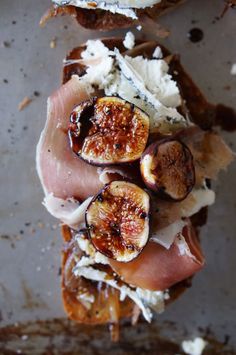 figs and cheese on toasted bread with sauce