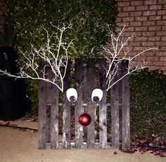 Picket Fence Christmas Decor, Christmas Pallet Decorations, Diy Christmas Decorations Easy Outdoor, Fence Christmas Decor, Christmas Pallet Ideas, Diy Outdoor Christmas Decorations, Outdoor Christmas Planters, Christmas Decorations Diy Crafts, Wooden Christmas Crafts