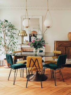 Nous partons visiter un magnifique appartement boho et vintage situé à Paris. Sur deux étages, nous partons découvrir l'univers arty d'Hava. Home Staging Ideas, Coastal Plants, Eclectic Dining Room, Vintage Apartment, Eclectic Dining, Staging Ideas, Plants Ideas, Deco Salon, Boho Chic Decor