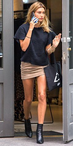 Hailey Baldwin in a tan mini skirt, tweed top, and black booties - click through for more celeb street style! Look Zara, Gigi Hadid Street Style, Model Legs, Tweed Top, Hailey Baldwin Style, Suede Mini Skirt, Looks Country, Beige Outfit, Miniskirt Outfits