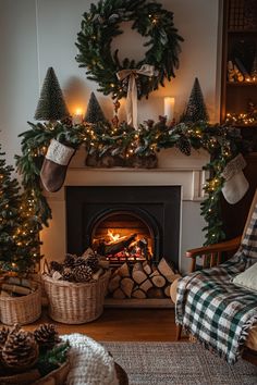 Traditional Christmas Decor Aesthetic, Lounge Christmas Decor, Cozy Traditional Christmas Decor, Fireplace Decor Christmas Mantels, Christmas Cozy Decorations, Ll Bean Christmas, Cabin Xmas Decor, Diy Christmas Photo Setup, Hallmark Decorating Ideas