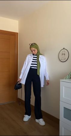 Street Style Bags 2023, Hijab University Outfit, Hijabi University Outfits, Hijabista Fashion Outfits, Muslim Outfits Summer, Hijabi Fashion Summer, Hijab Outfit Summer, Hijab Fashion Summer