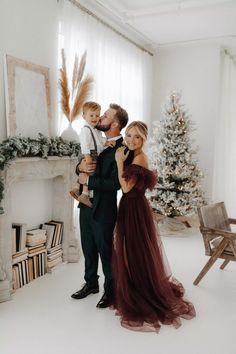 Christmas Card Outfits, Christmas Photos Outfits, Christmas Card Photos, Christmas Pictures Outfits, Christmas Poses, Christmas Family Photoshoot, Holiday Mini Session, Family Photoshoot Outfits, Family Christmas Pictures