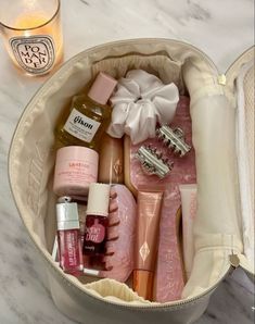 #essentials #travelessentials #travelmusthaves #skincareessentials What’s On My Makeup Bag, Things To Add To Your Wishlist, Packing Aesthetic, Makeup Bag Aesthetic, Body Care Essentials, Aesthetic Products, Makeup Bag Essentials, Clean Girl Aesthetic, Bag Essentials