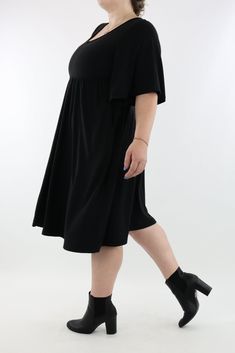 Black midi dress with pockets features a flowy elbow length flutter sleeve, invisible pockets, subtle empire waist and a v-neck line. NEW SIZING Range: Midi Length DressStyle: Mid Sleeve - V-neck - A-line dress Size Recommendation: If in between sizes, size down for a firmer fit, size up for a looser fit. Made with curves in mind Sizes 6-28 Two side pockets V-neckline Suitable for curvy body types Relaxed fit vintage style Plain black Made for comfort A special soft to touch brushed fabric (cott Pocket Dresses, Curvy Body Types, Midi Dress With Pockets, Casual Leggings, Fleece Leggings, Leggings Casual, Black Midi, Mid Dresses, Midi Length Dress