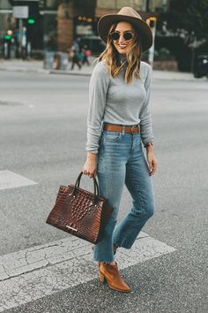 Winter Austin Outfits, Winter Demin Outfits, High Wasted Jean Outfits Winter, Winter Jeans Outfit 2022, Cute Casual Weekend Outfits, Ankle Boot Cut Jeans Outfit, Straight Crop Jeans Outfit, Crop Flare Jeans Outfit Fall, Crop Straight Leg Jeans Outfit