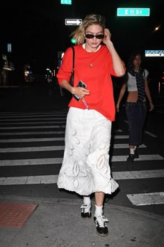 Dinner In New York City, Gigi Hadid Street Style, Gigi Hadid Outfits, Gigi Hadid Style, White Long Skirt, Red Crewneck, Hadid Style, Celeb Style, Bradley Cooper