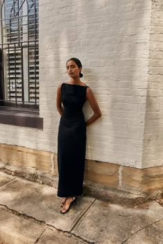 Boat Neck Dress Aesthetic, Black Dress Styling Formal, Black Dress Italy, Black Dress Minimalist, Work Event Dress Evening, Black Outfit Women Classy, Black Occasion Dress, Classy Fitted Dresses, Timeless Fashion Dresses