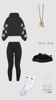 NYC 🗽🖤#nycfashion #nycaesthetic #blackandwhite Cutesy Outfit, 2000s Outfits, Chill Photos, Simple Trendy Outfits, Nyc Fashion, School Fits, Cute Everyday Outfits, Dope Outfits, Really Cute Outfits