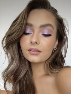 Natural Glam Makeup Purple, Purple Natural Eye Makeup, Lilac Purple Eyeshadow Looks, Simple Wedding Makeup Purple, Eye Makeup For A Purple Dress, Lilac Prom Dress Makeup, Wedding Guest Makeup Purple Dress, Makeup For Lilac Outfit, Wedding Makeup Lilac