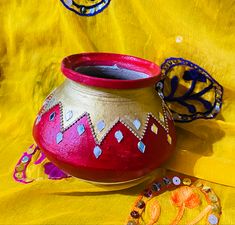 Beautiful hand made pot decorations for any event Small Matka Painting Designs, Garba Pot Decoration Ideas, Marriage Pots Decoration, Pongal Pot Decoration, Matka Decoration Pots Wedding, Mataka Art, Pot Decorating Ideas Indian, Matli Decoration