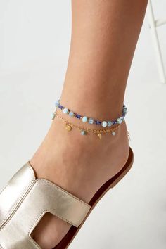 Hoe leuk is dit enkelbandje? Perfect voor de zonnige dagen en een echte musthave voor jouw collectie. Het enkelbandje is leuk om te combineren met andere subtiele enkelbandjes uit onze collectie. Binnen de collectie hebben we ook een bijpassend armbandje. Het enkelbandje is gemaakt van stainless steel. Op de foto is het enkelbandje gecombineerd met ons enkelbandje met veren en natuurstenen. Voordelen: Gold Plated 14K Verkleurt niet* Goed om te weten Deze enkelband met blauwkleurige, glazen kralen heeft een verstelbare sluiting, waardoor het enkelbandje te dragen is vanaf 22 tot 27cm. Leuk om te combineren met andere enkelbandjes uit onze collectie! *Door zoutwater en andere chemicaliën kan het enkelbandje op den duur zijn kleur verliezen. Wil je het enkelbandje goed houden, dan raden wij a Cute Anklets, Charm Anklet, Small Circle, Beaded Anklets, In The Pool, Stone Gold, Turks And Caicos, Turks And Caicos Islands, Earring Necklace