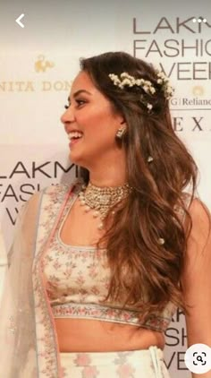 Roka Hairstyles For Long Hair, Mahendi Hairstyles For Bride, Hairstyle For Saree Open Hair, Open Hairstyles For Engagement Indian, Open Hairstyles For Sangeet Function, Outer Curls Hairstyle, Engagement Open Hairstyles, Open Hairstyles For Engagement Bride, Mehendi Hairstyles Bridesmaid