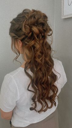 Prom Hair Styles Brunette, Party Hairstyles For Long Hair Updo, Prom Hairdos Half Up Half Down, Boho Hairstyles For Prom, Bridal Hair Half Up Curly Hair, Pretty Elegant Hairstyles, Cute Hairstyles For Prom Half Up, Half Up Pearl Hair, Hair Styles Medium Length Wedding